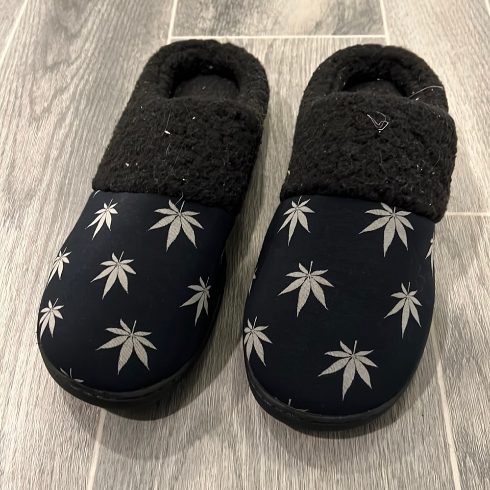 Barely used Meundies slippers, very comfortable